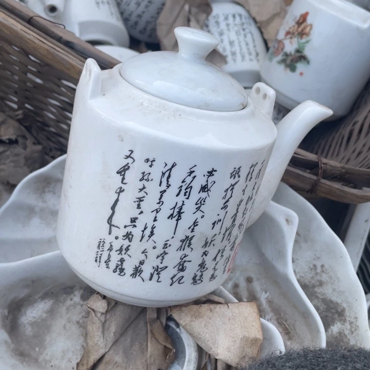 其他盘子碗砂锅都有后配盖子