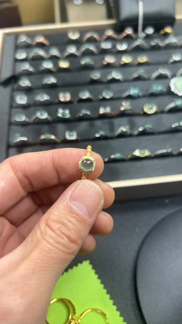 翡翠戒指耳饰耳钉金色精致镶嵌