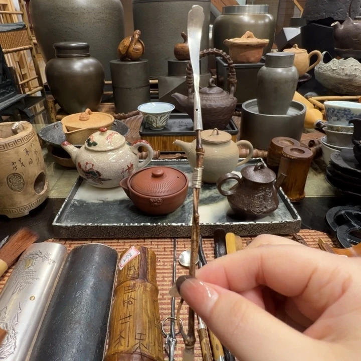 茶杯的颜色是蓝色还是白色