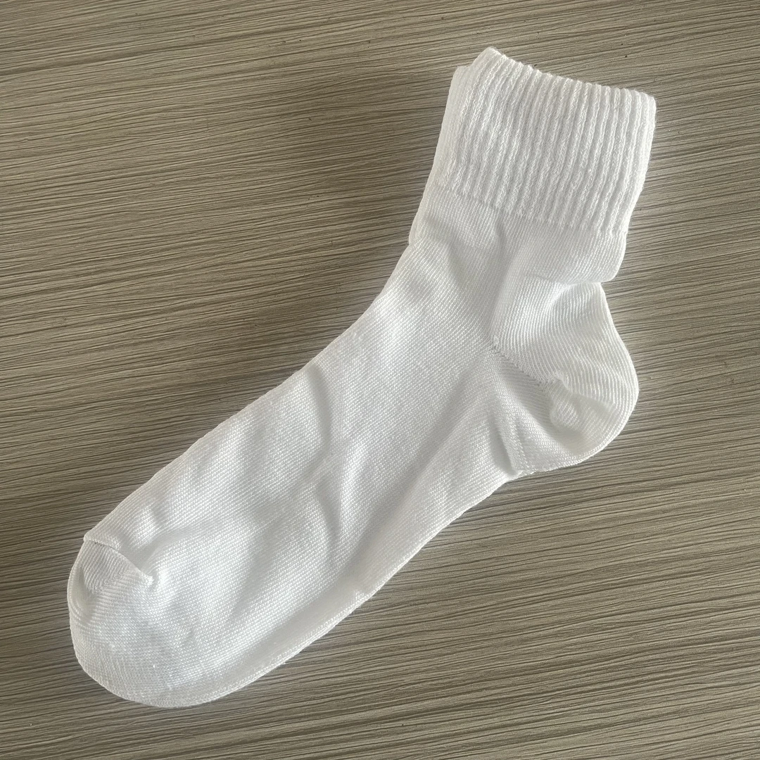 男士白色中筒袜一双