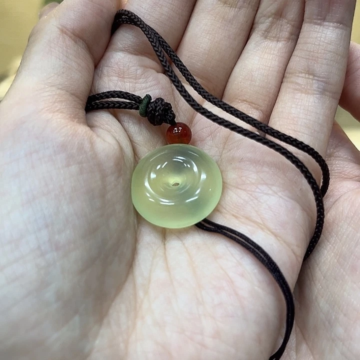 一***提未镶嵌蛇纹石玉颈饰