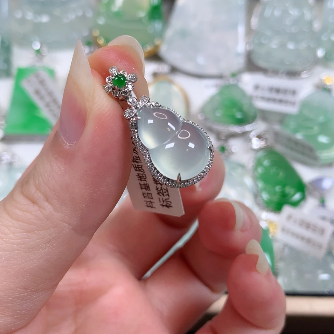 颈饰18K金镶嵌翡翠