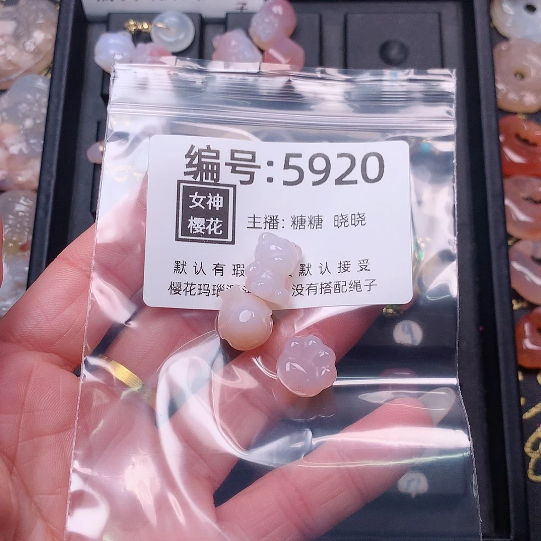 玛瑙/玉髓颈饰合金三**?