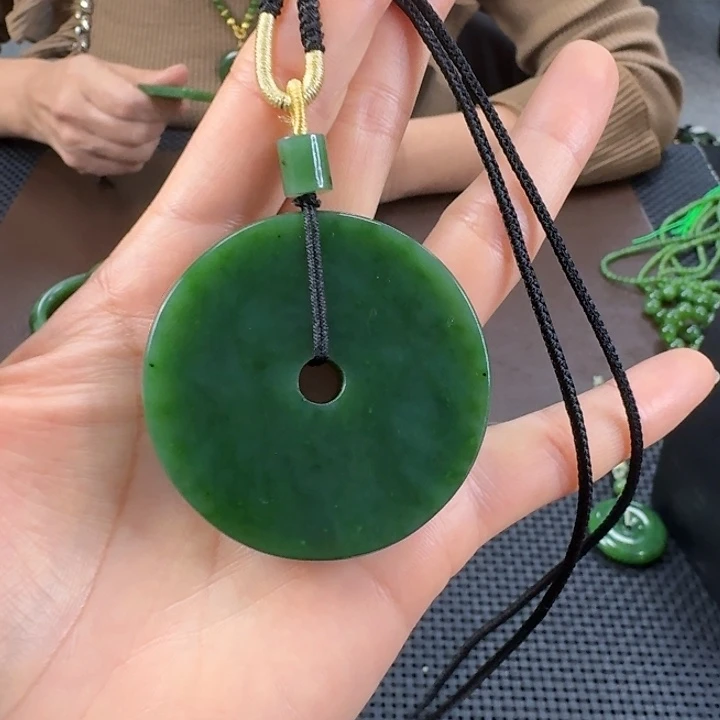 颈饰未镶嵌和田玉（碧玉）