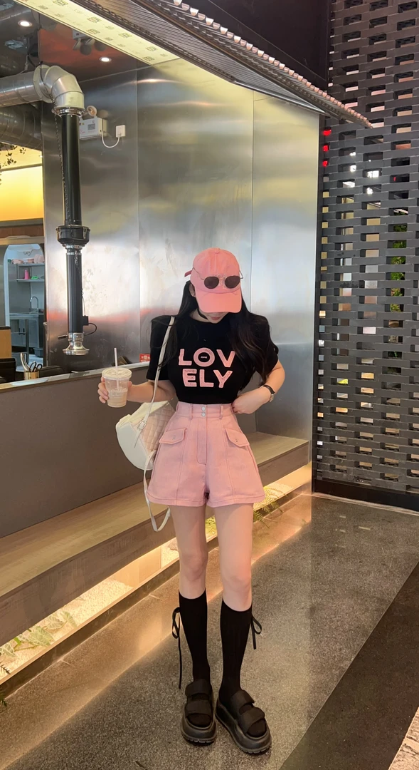 【TX】蜜桃甜甜粉字母后镂空黑短袖/双扣休闲粉短裤