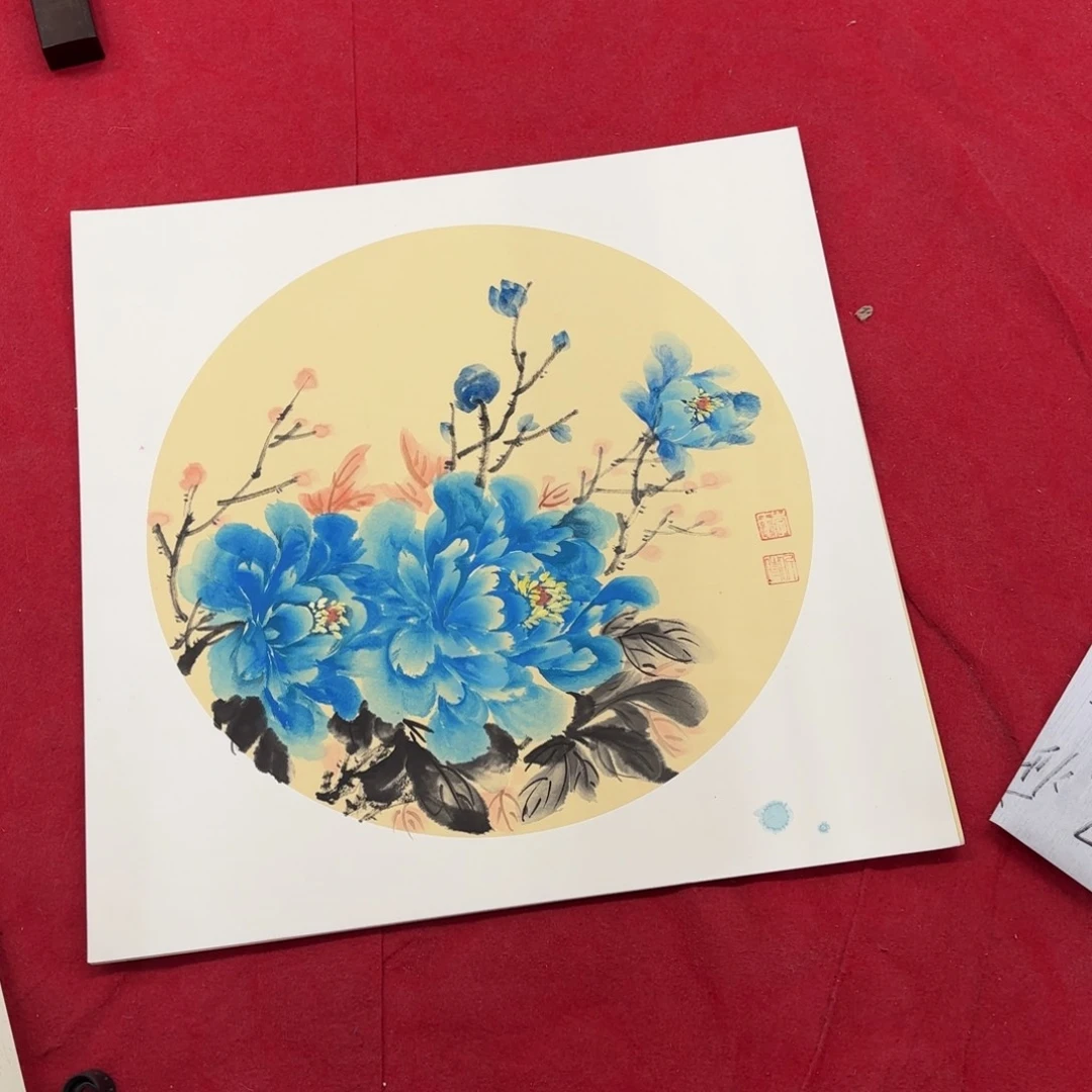 国画花鸟等图案为一体而成