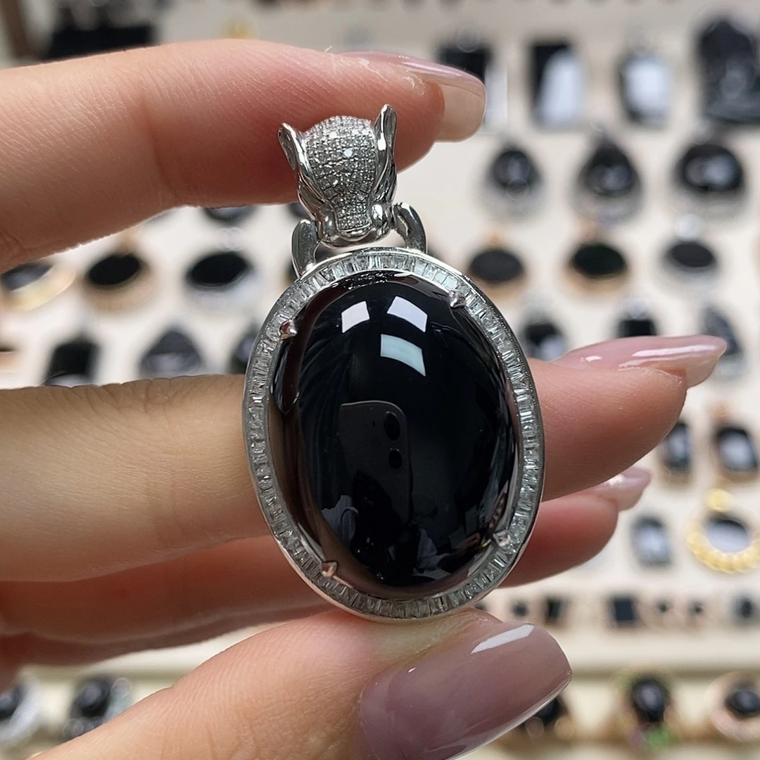 颈饰18K金镶嵌翡翠