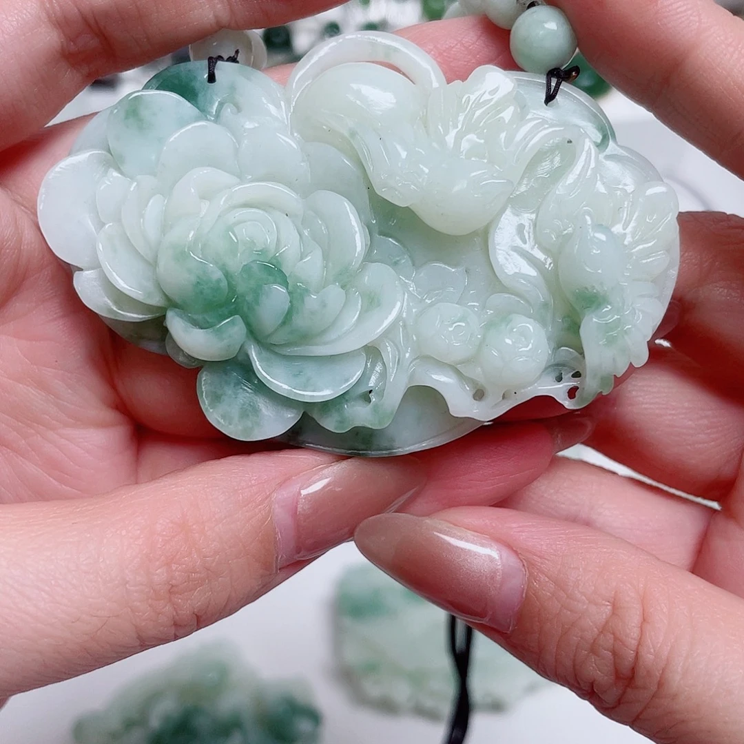 姐***。透闪石-蛇纹石玉未镶嵌颈饰