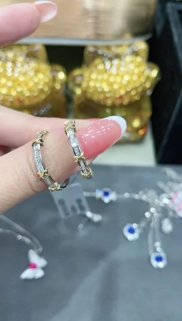 18K金镶嵌钻石戒指 多样性发其一