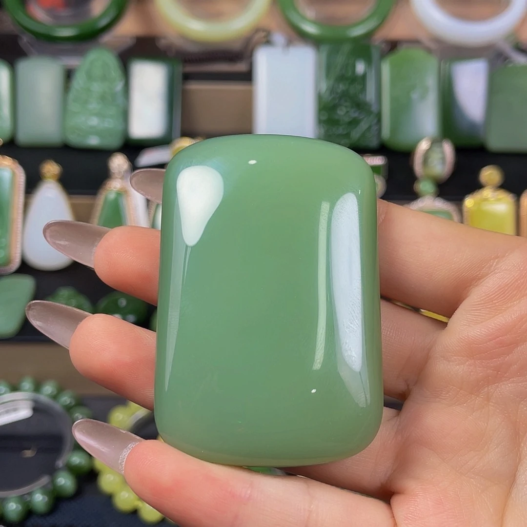 颈饰未镶嵌和田玉·粉绿无事牌