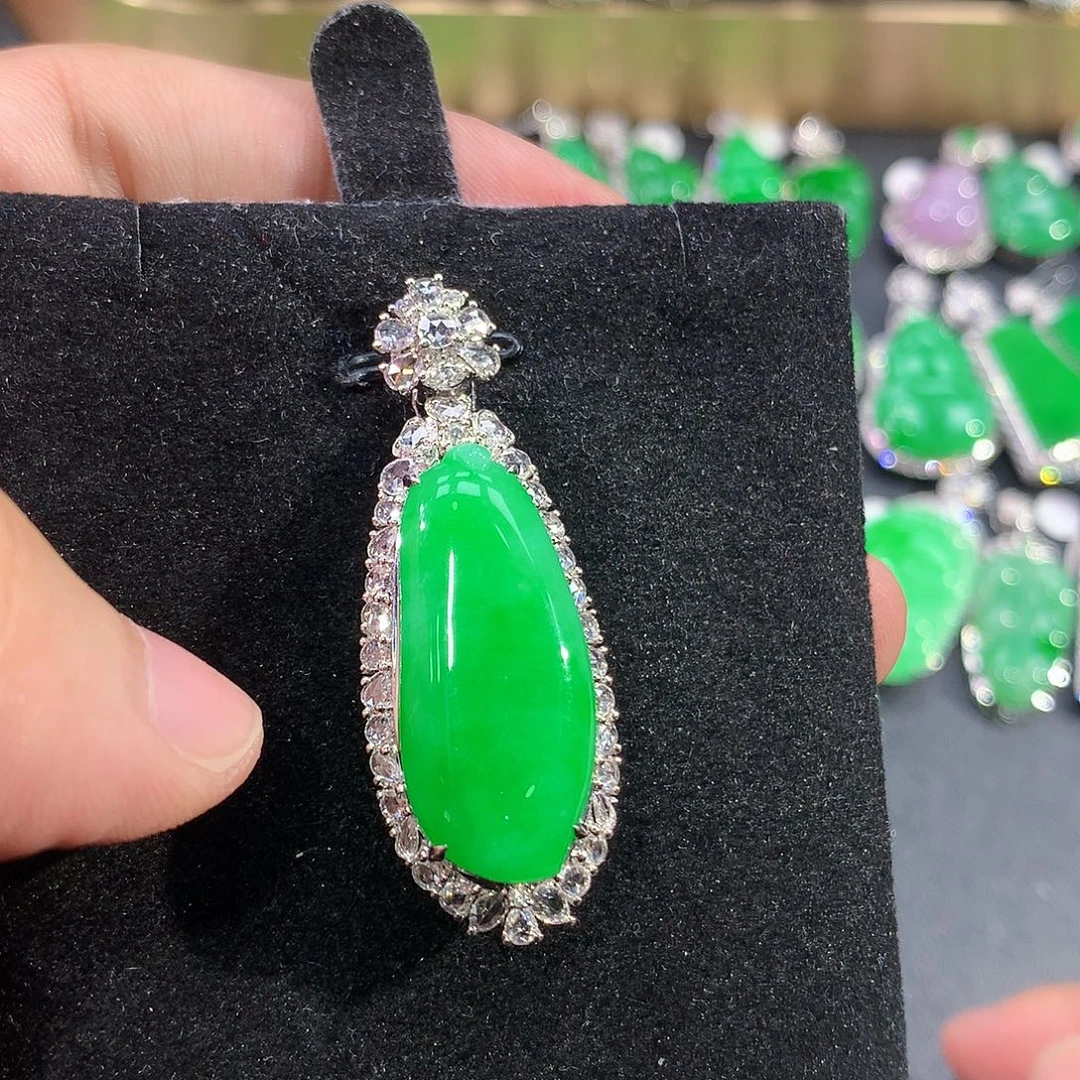 翡翠18K金镶嵌颈饰