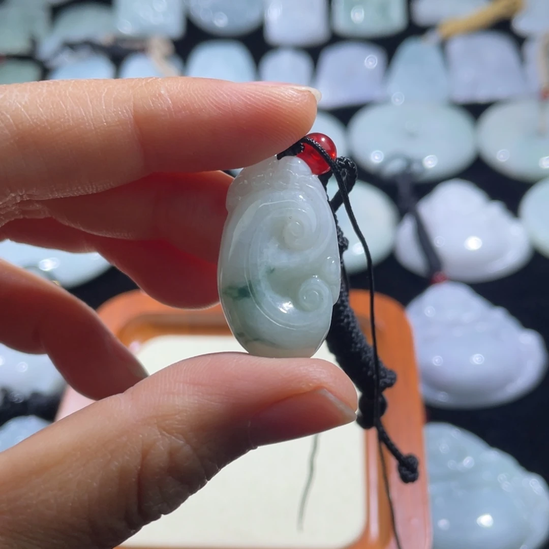 翡翠未镶嵌颈饰如意