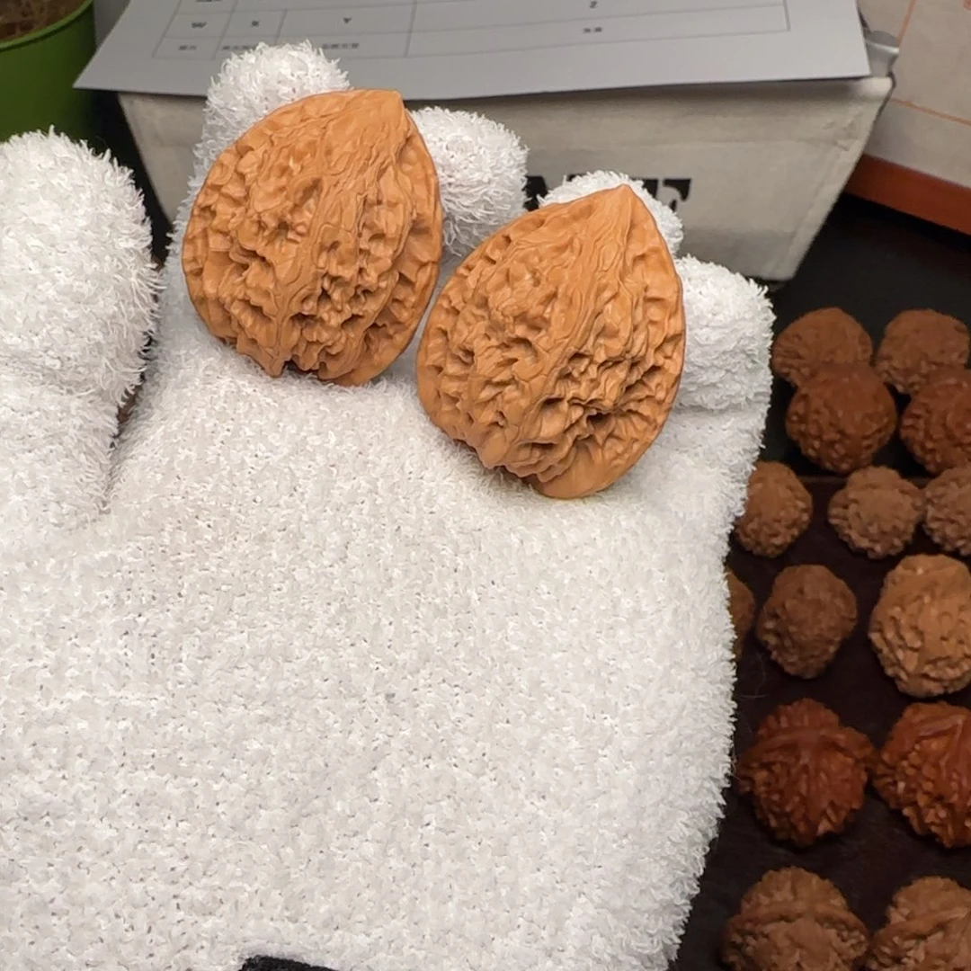 文玩核桃吊坠十三陵鸡心