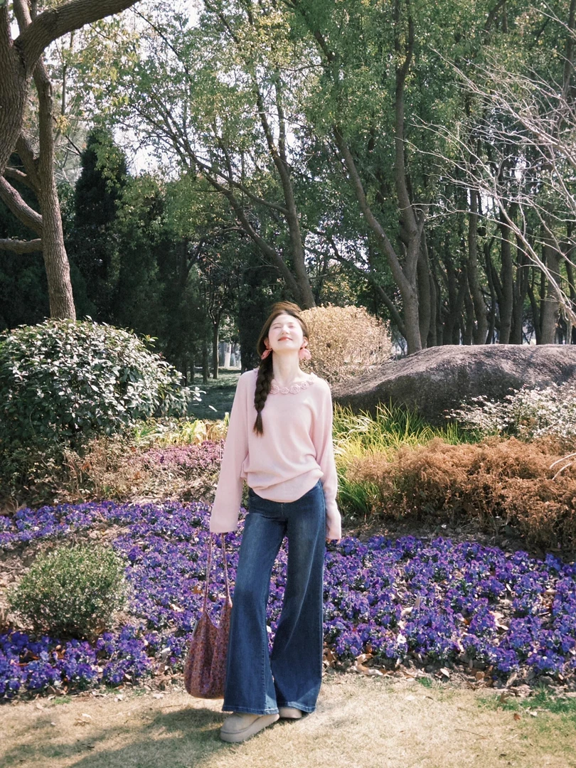 2025春季新款韩系减龄设计感粉色立体花朵针织衫搭配牛仔裤两件套