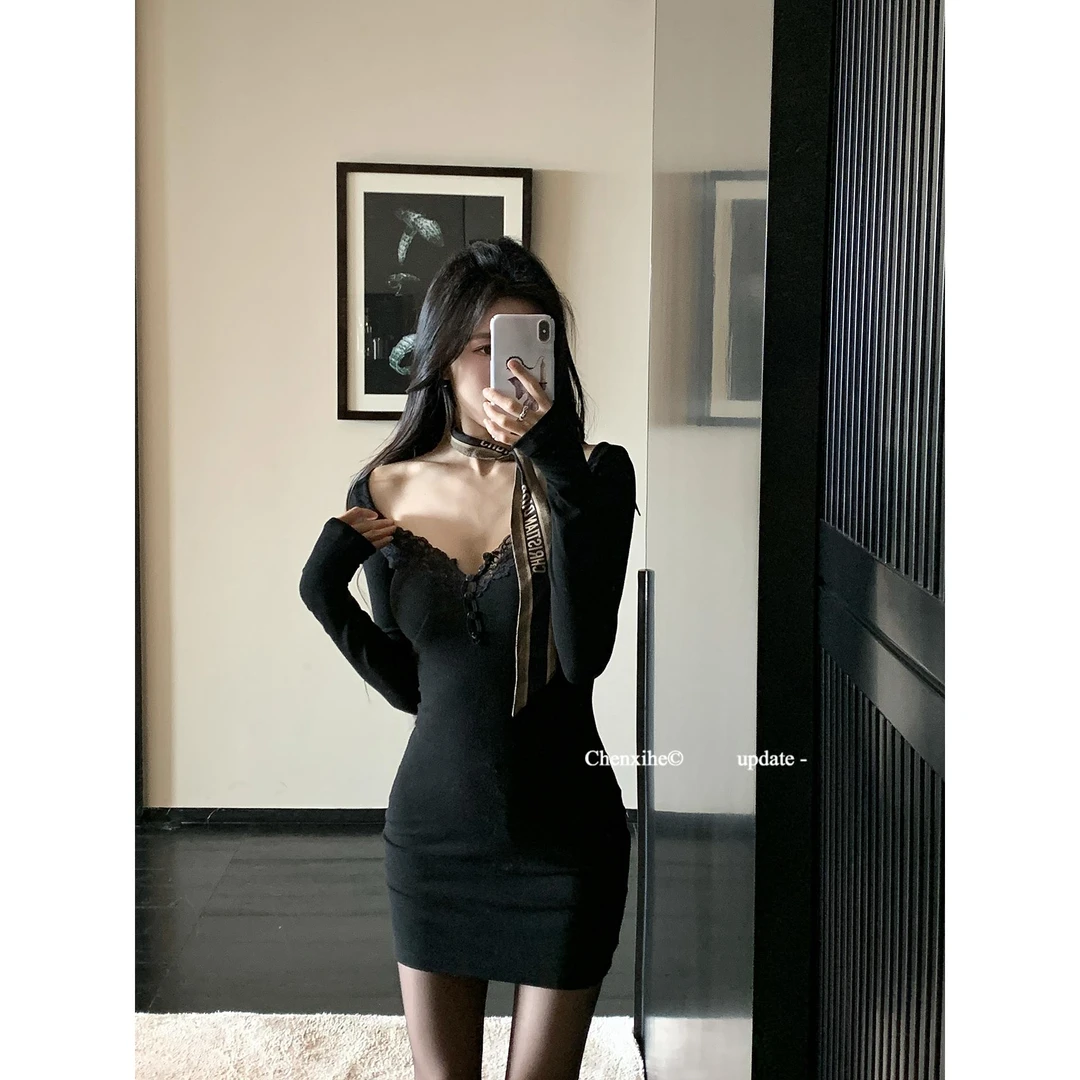 何晨曦 性感纯欲蕾丝拼接修身连衣裙女2025新款气质显瘦黑色短裙