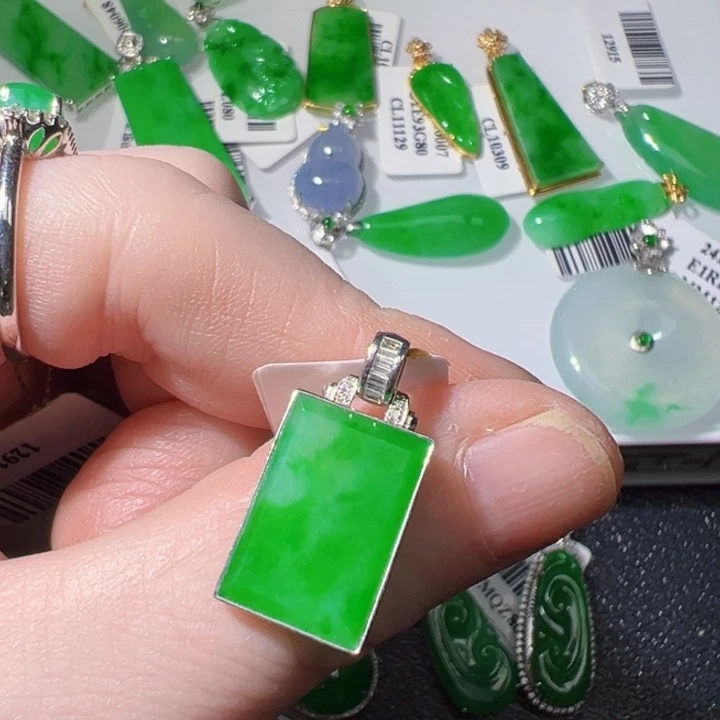 颈饰18K金镶嵌翡翠