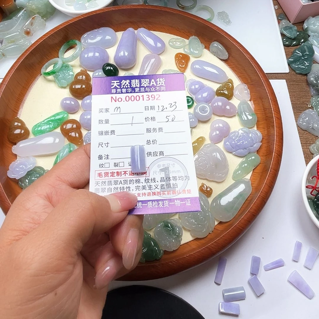 颈饰未镶嵌翡翠?**i