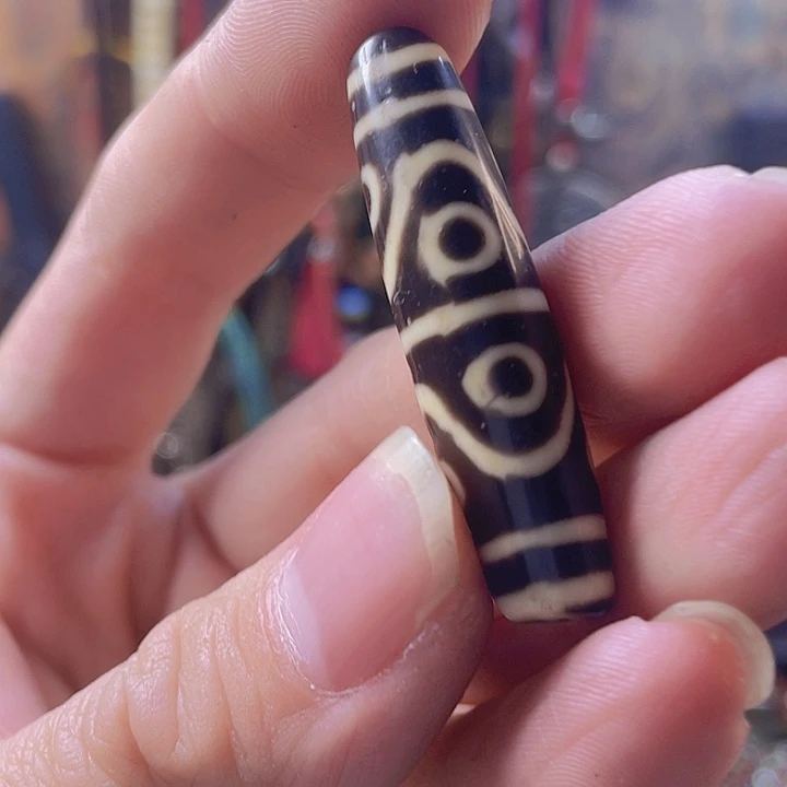 藏区8眼料器珠子一个