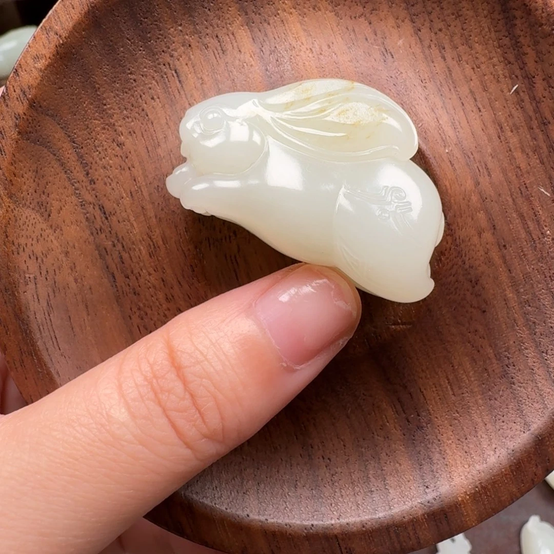 和田玉（子料）未镶嵌颈饰籽料肥兔