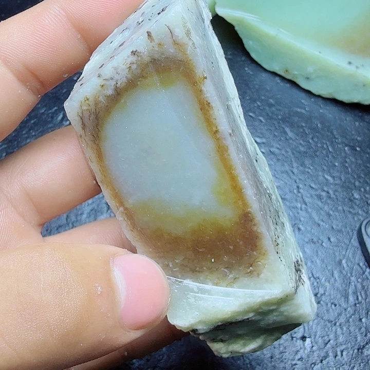 和田玉（糖玉）未镶嵌珠宝奇石