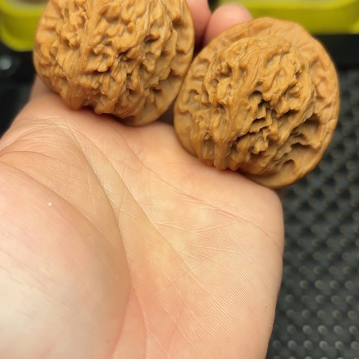 文玩核桃吊坠41红皮红狮子