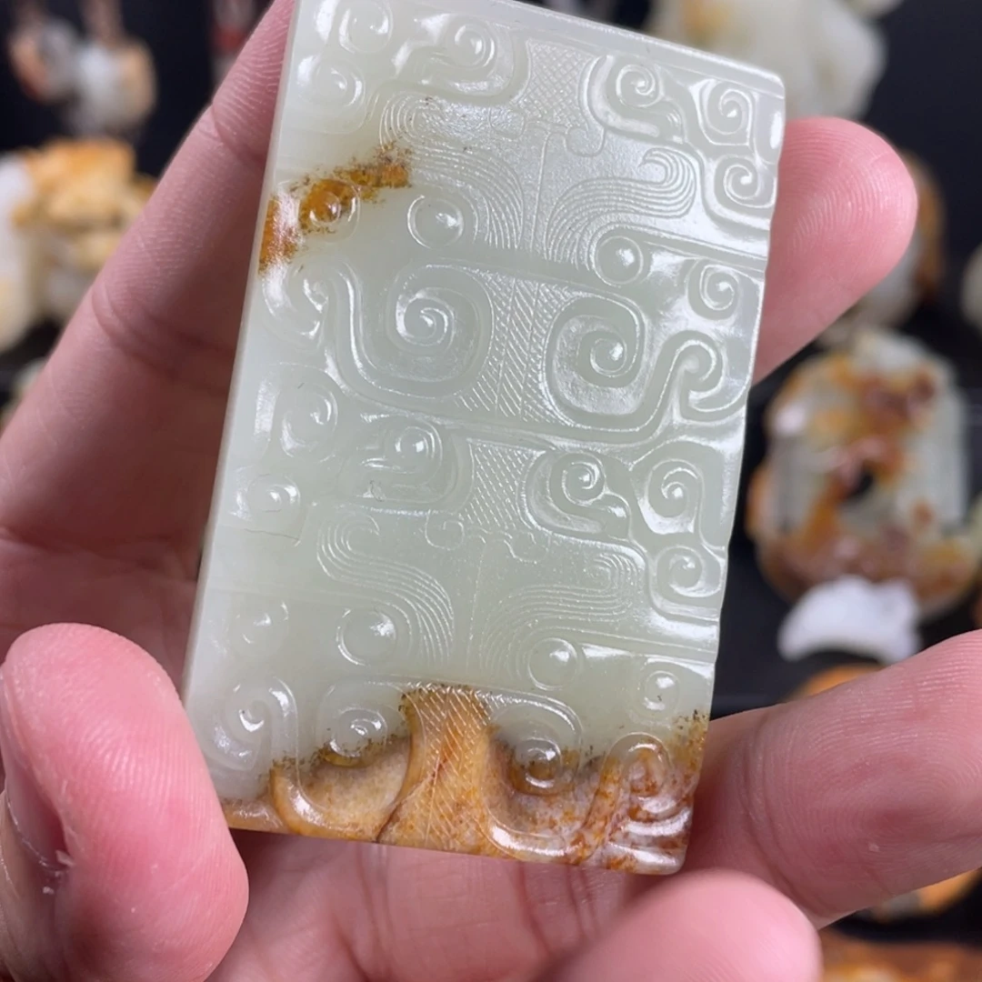 亮***和田玉未镶嵌颈饰