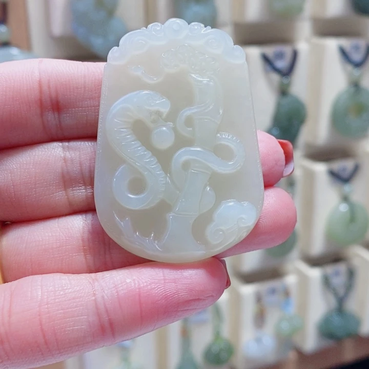 用***风和田玉未镶嵌颈饰