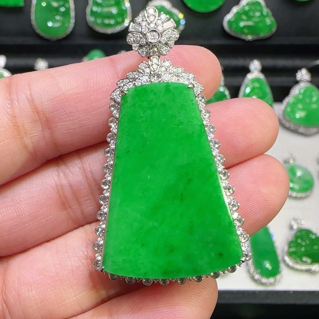 翡翠18K金镶嵌颈饰吊坠