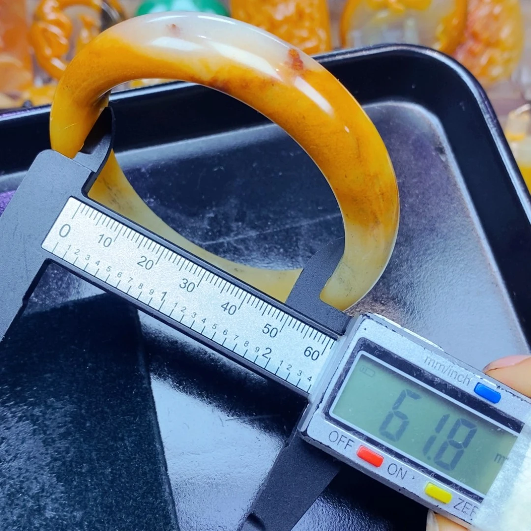 未镶嵌石英质玉（黄龙玉）颈饰