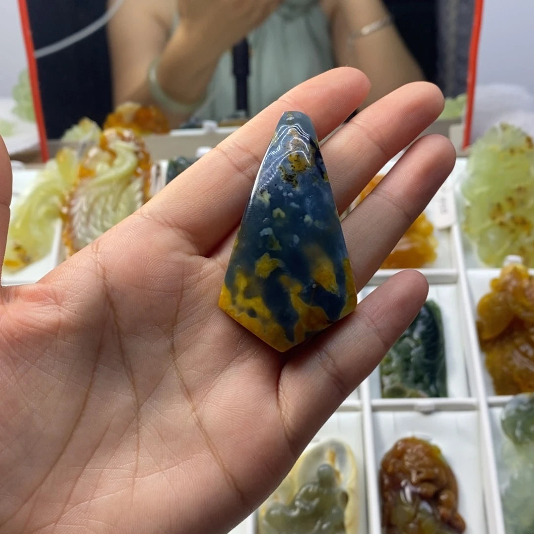 L***t蛇纹石玉未镶嵌颈饰