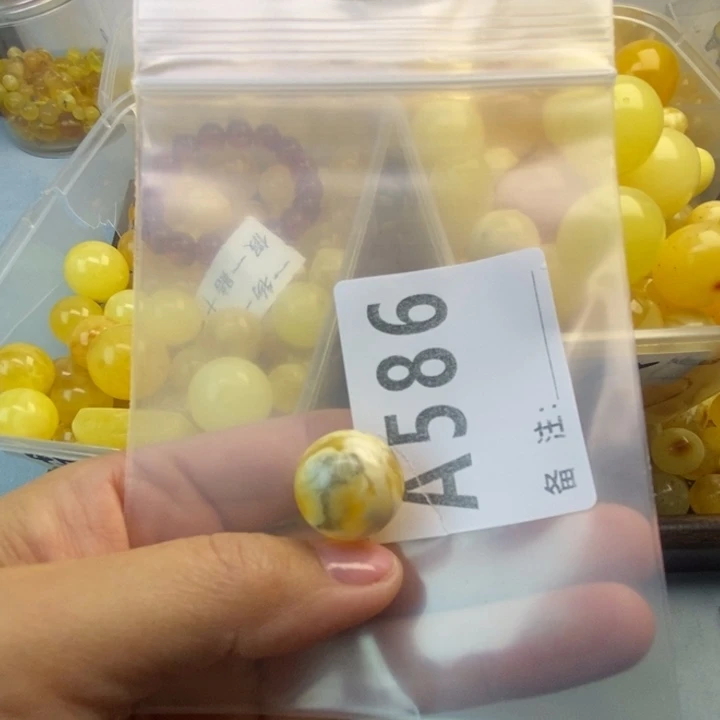 萝***酥琥珀未镶嵌裸石微瑕有裂19