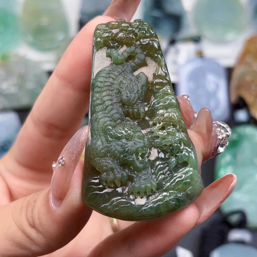 翡翠未镶嵌颈饰虎牌
