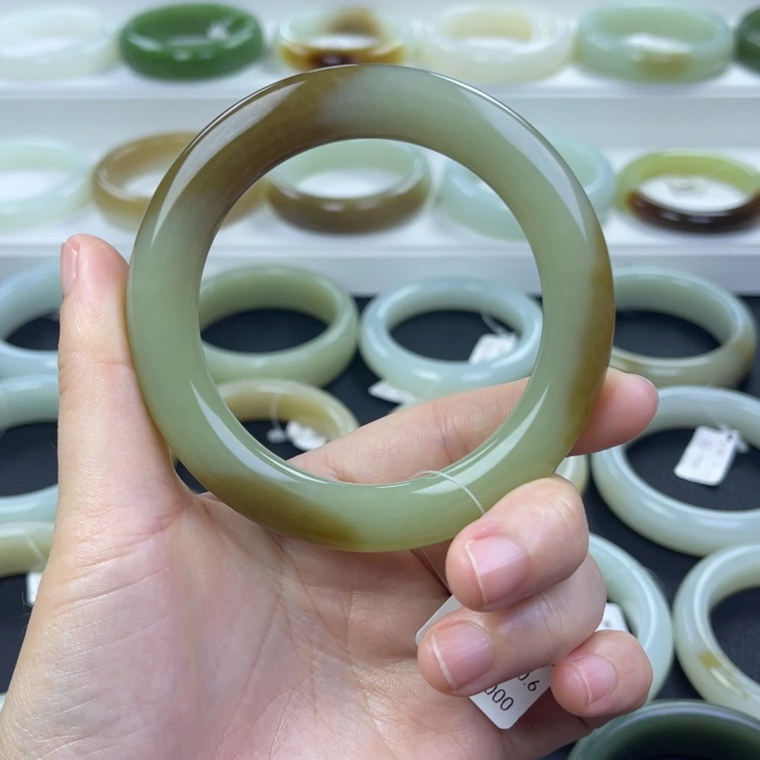 和田玉未镶嵌手镯