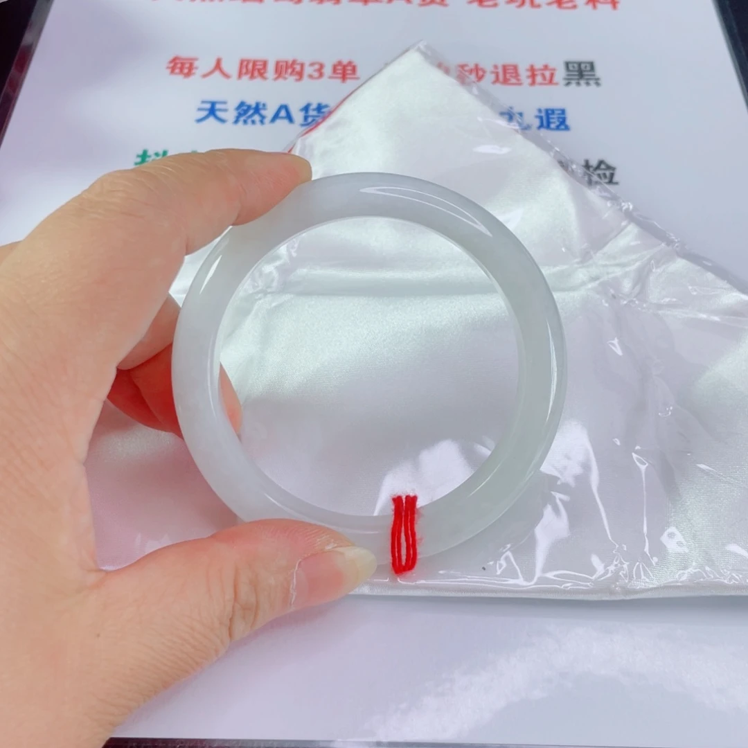 翡翠手镯未镶嵌半****?