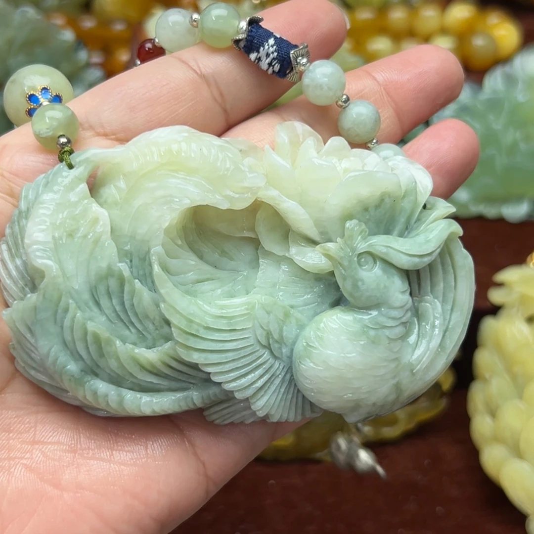 透闪石-蛇纹石玉未镶嵌颈饰