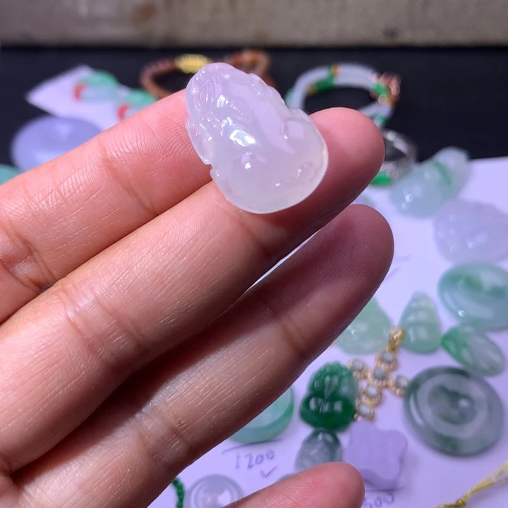 翡翠未镶嵌耳饰貔貅