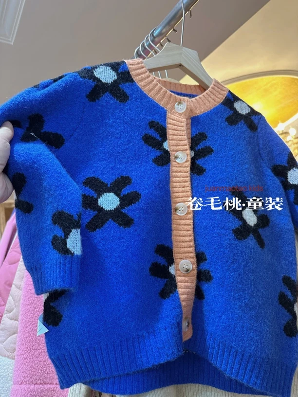 卷毛桃蓝色开衫毛衣