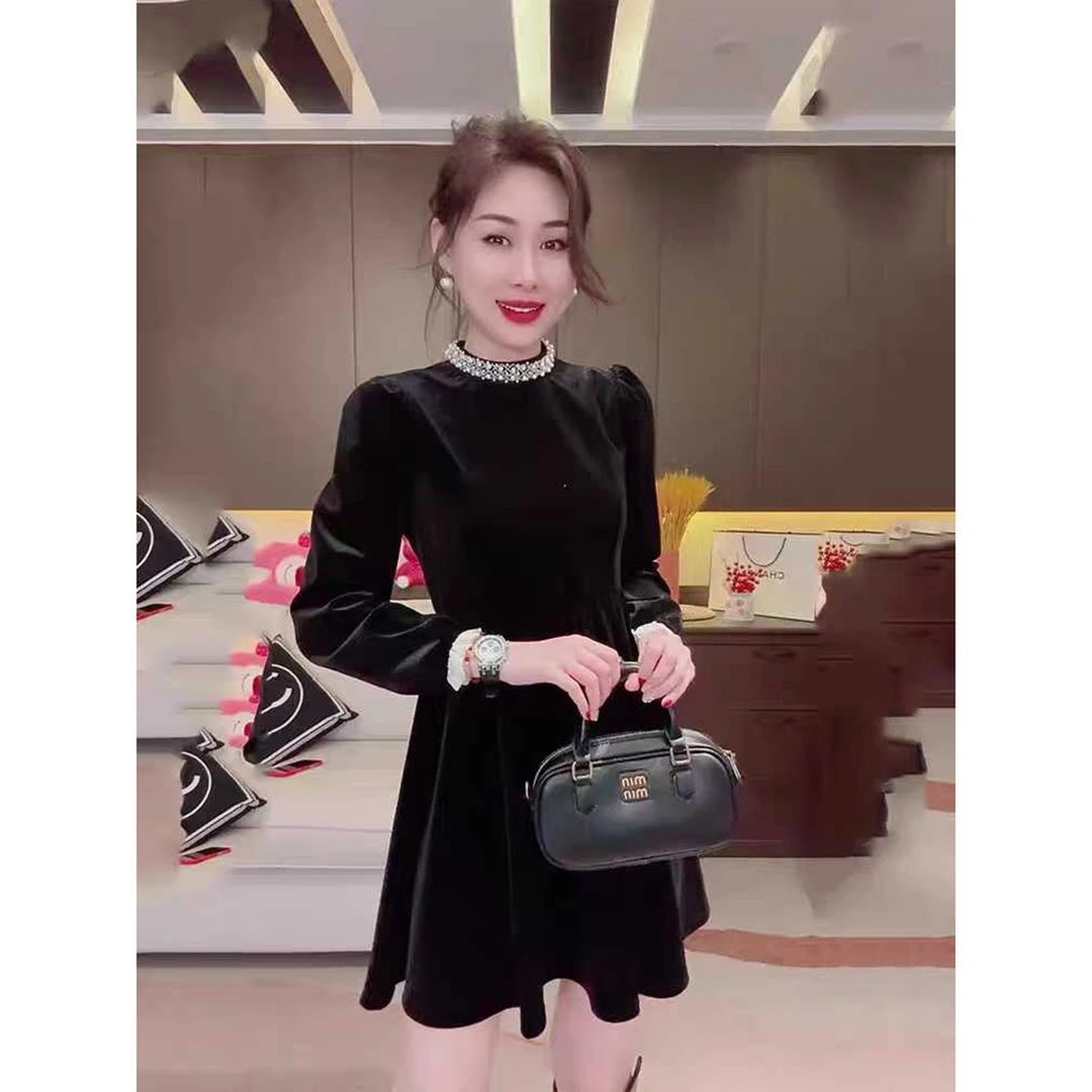 2025秋冬新款法式高级感重工丝绒连衣裙女长袖赫本风显瘦小黑裙潮
