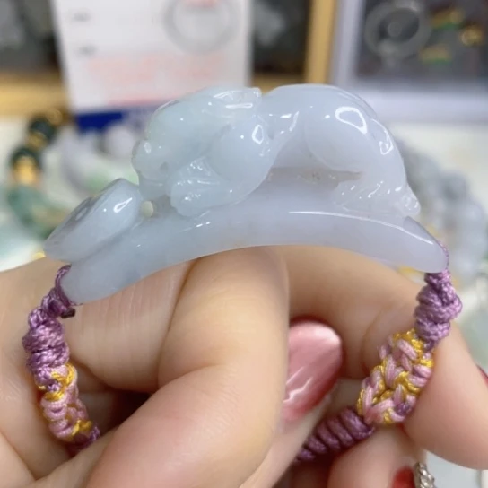 翡翠未镶嵌颈饰皮丘手牌