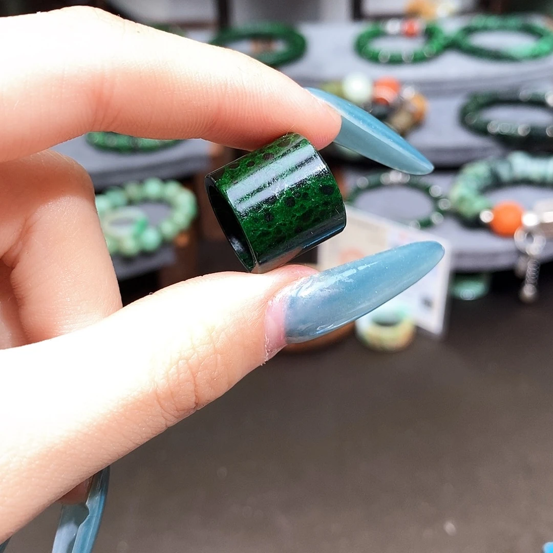 翡翠散珠漂亮美眉