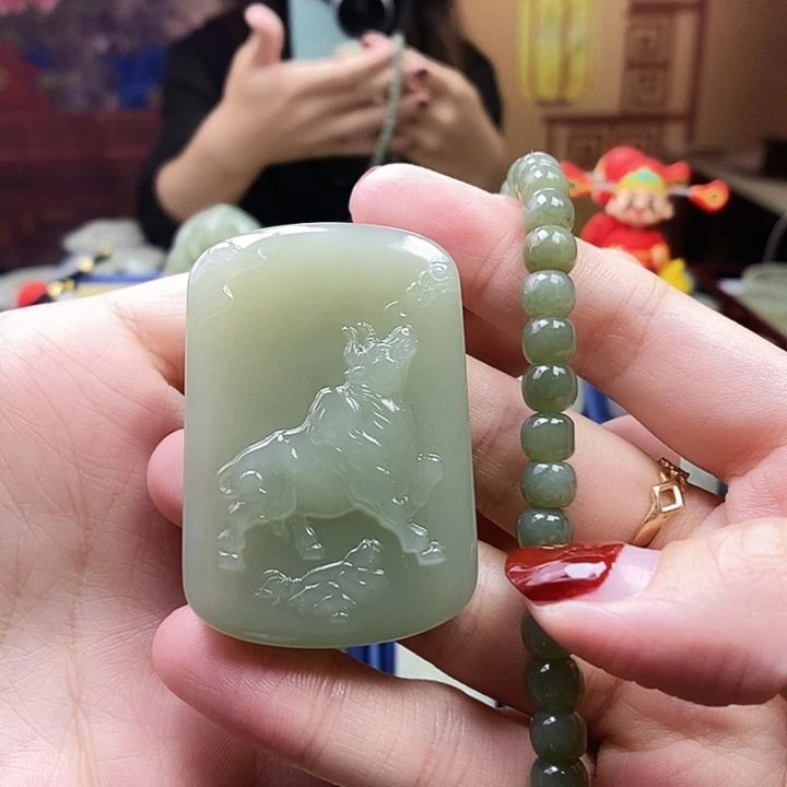 天***鸿和田玉未镶嵌颈饰