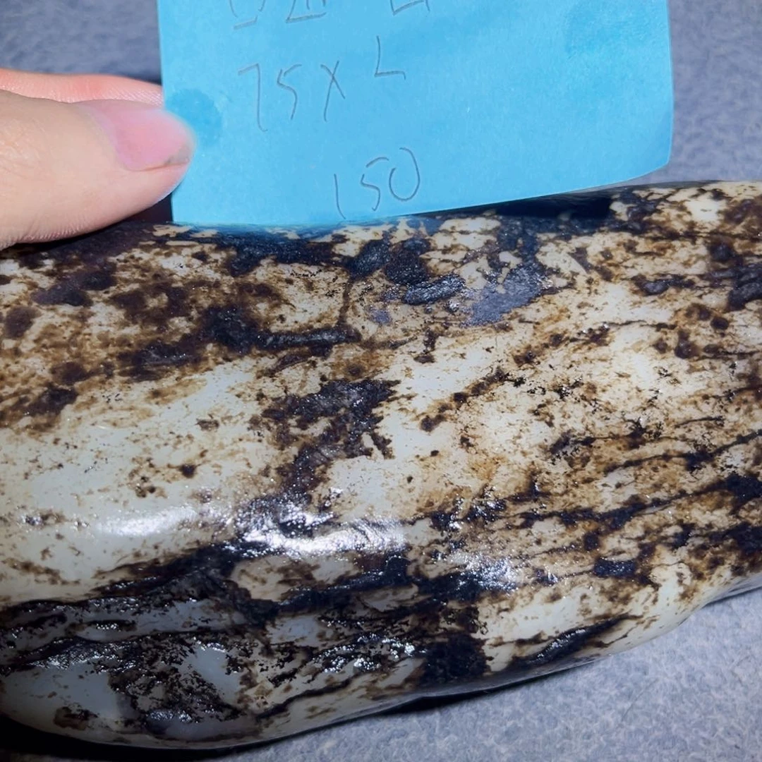 西***出和田玉未镶嵌珠宝奇石