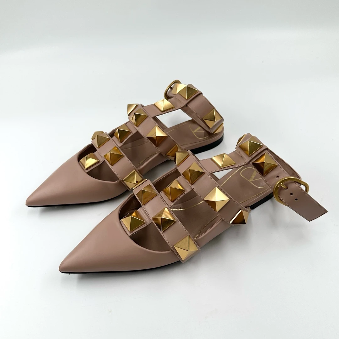 95新 Valentino/华伦天奴 36.5码/大铆钉裸色平底鞋/瑕疵/05095