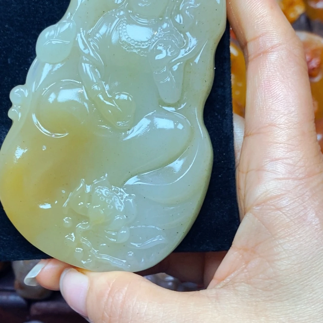 未镶嵌石英质玉（黄龙玉）颈饰