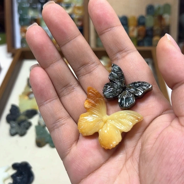 茜***.蛇纹石玉未镶嵌颈饰