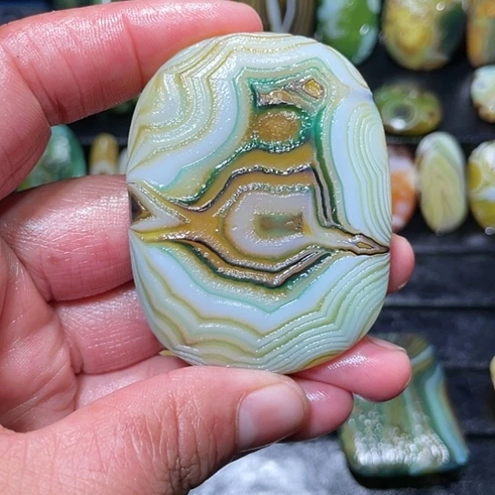 【闪购商品】玛瑙未镶嵌珠宝奇石手***光