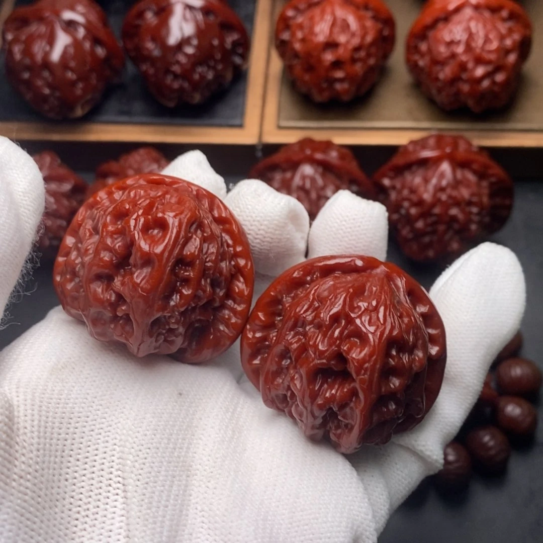 文玩核桃吊坠白狮子