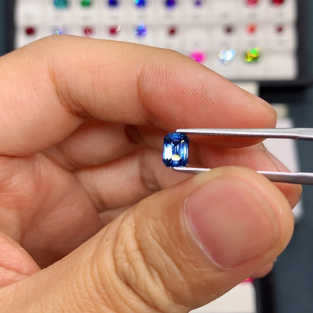 蓝宝石裸石未镶嵌73分孔雀蓝