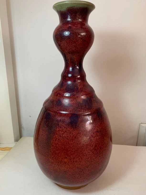 钧窑旋纹蒜头宽口瓶