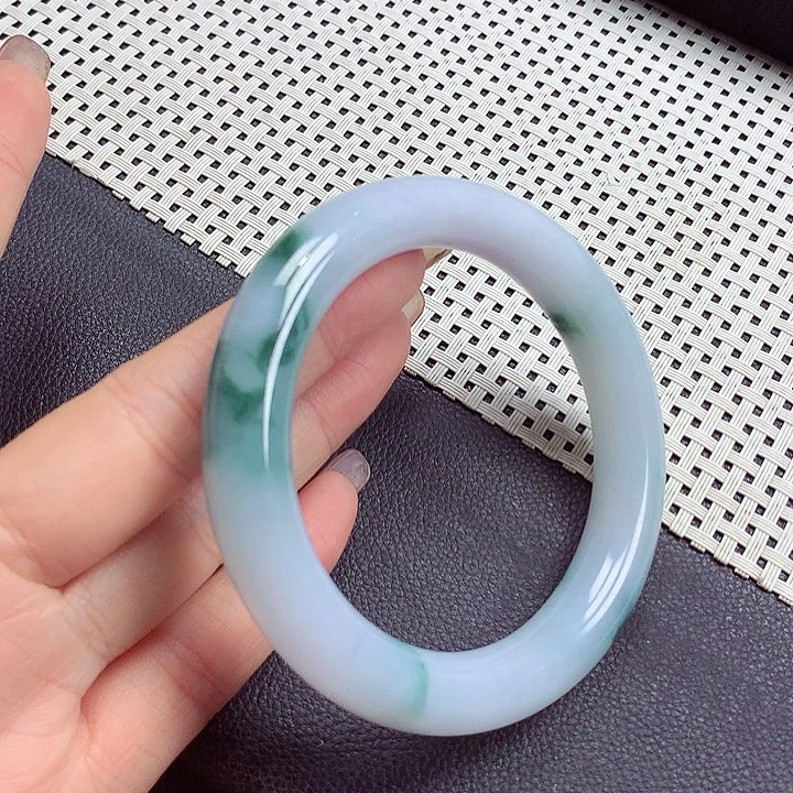 翡翠手镯未镶嵌翡翠